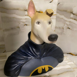 Busto superhéroe mascota pintado a mano